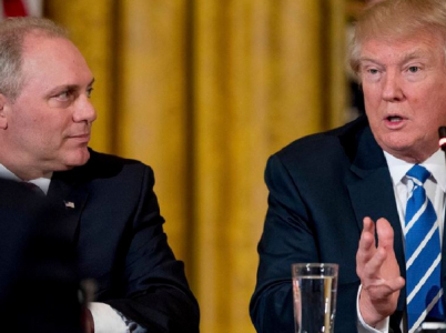 Trump se svým dobrým přítelem, republikánským kongresmanem Stevem Scalisem. Ten byl v den jeho narozenin postřelen.