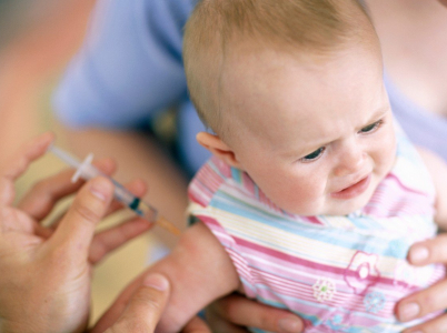 Očkování nezpůsobuje autismus, ani jeho prostřednictvím korporace neovládají lidstvo. Naopak se díky němu dospělosti dožívá mnohem více dětí než před 100 lety.