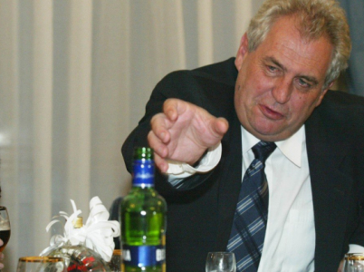 Říká se, že někteří lidé dokáží přechlastat i vlastní smrt. Zemanova 13 let stará fotografie s Lucií Bílou je toho důkazem.