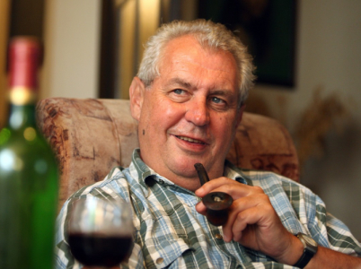 Obci Nové Veselí na Vysočině se dostalo velké pocty. Nejenže sem Miloš Zeman jezdí relaxovat na chatu, ale navíc zde v kostelní věži zanechal i poselství budoucím generacím.