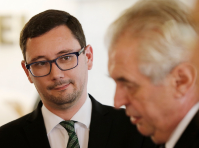 Prezentuje názory pana prezidenta, hájí názory pana prezidenta, hájí pana prezidenta a nově za něj i útočí na druhé, když si to pan prezident nešikovně zakázal.