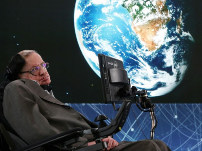 Jestli chce lidstvo přežít, musí do 100 let opustit Zemi. Tak zní nemilosrdný verdikt Stephena Hawkinga.