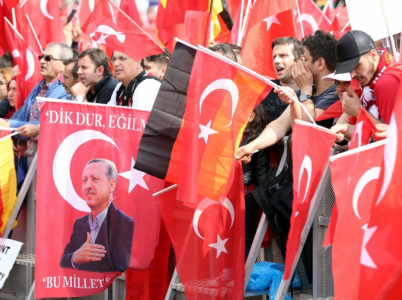 Turci nejen v Německu, ale i v ostatních evropských zemích dávají najevo, že despotický prezident Erdogan je jejich srdcím bližší než liberální demokratická Evropa.