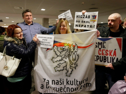 Jednání soudu byla hojně navštěvována odpůrci islámu. Soud se sice přiklonil k jejich názoru, to ale neomlová fauly, kterých se během procesu dopouštěli, například útoky na advokátku Korbelovou.