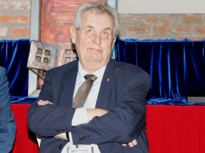Miloš Zeman má jasno. Sklenička s kamarády je více než uctění památky padlých hrdinů.