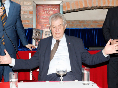 Šprýmař Miloš Zeman se svým transparentním účtem je nejlepší bankovní kampaní všech dob.