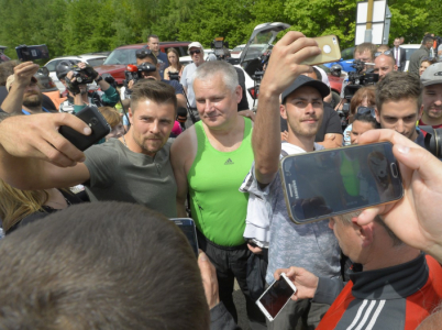 Selfíčka, úsměvy, autogramy. Člověk by ani nevěřil, že středem pozornosti je dvojnásobný nájemný vrah.
