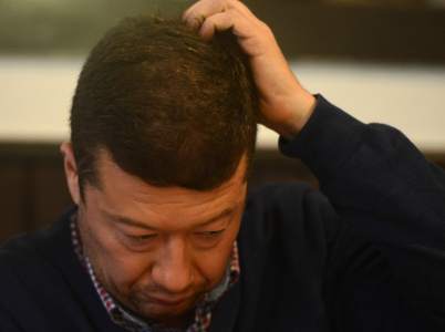 Zmatený Tomio Okamura. Na jednu stranu píše, jak by legalizoval drogy, na druhou kritizuje Ivana Bartoše za totéž.