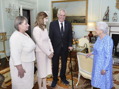 Česká první rodina, včetně nezbedné ratolesti Kateřiny, na návštěvě u britské královny.