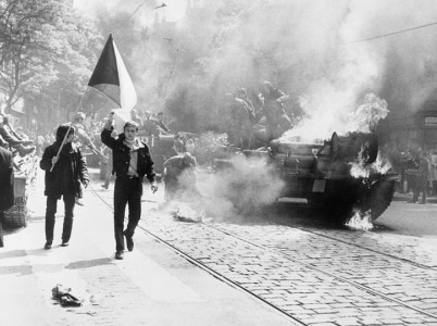 Hořící sovětský tank v ulicích Prahy.