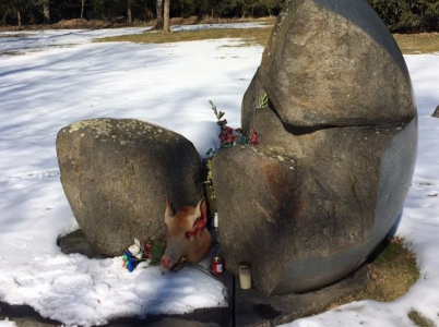 K památníku v Letech u Písku někdo o víkendu hodil prasečí hlavu. Velice vkusné, skutečně.
