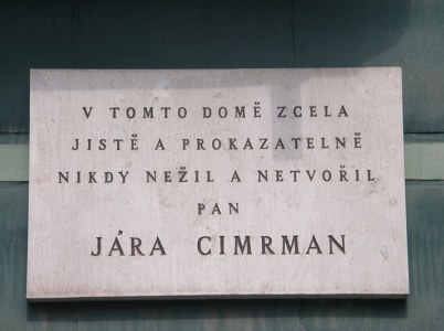 Cedule na domě, ve kterém Jára Cimrman nikdy nežil.
