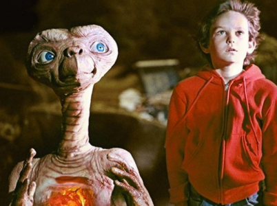 E.T. - Mimozemšťan je snímek od filmařského mistra Stevena Spielberga. Vypráví o roztomilém mimozemšťanovi, který nestihne odletět domů a nachází úkryt u desetiletého Elliota.