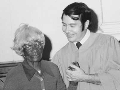 Utopie, socialistické myšlenky a nulový rasismus uprostřed 60. let, to Jim Jones v Chrámu lidu nabízel...