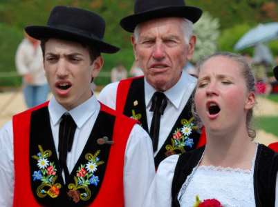 Najít fotku lidí, co jódlují a zároveň vypadají k světu, je fakt nadlidský výkon.