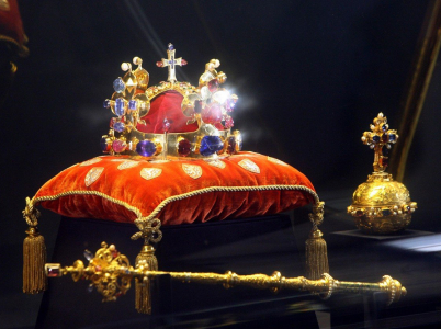 České korunovační klenoty mají dlouhou historii. K vidění budou v Vladislavském sále od 16. do 23. ledna.