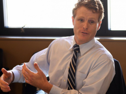 Joe Kennedy III je americký politik, kongresman za Demokratickou stranu. 