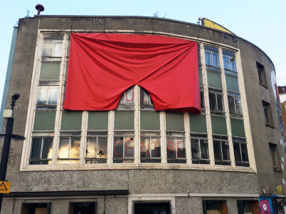 Červené trenky na budově londýnské galerie budou vlát jen do konce července. Pak má být galerie zrušena.