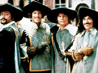 Tři mušketýři a jejich věrný přítel d'Artagnan. Slavné filmové zpracování z roku 1973. Oliver Reed, Richard Chamberlain, Michael York, Frank Finlay.