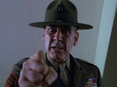 R. L. Ermey aka seržant Hartman děsil všechny milovníky Olověné vesty. Herec v neděli zemřel.