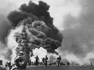 Letadlová loď Námořnictva Spojených států USS Bunker Hill po dvou útocích kamikadze, které následovaly 30 sekund po sobě. Vážně poškozenou loď se podařilo opravit.