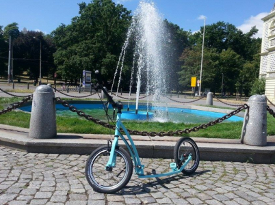 MIBO Mastr je skládací. Má dvě velká šestnáctková kola, přední i zadní brzdy a tuhle nádhernou tyrkysovou barvu, která mi ten den perfektně sedla k tričku. Nemohla jsem být jako ženská víc spokojenější