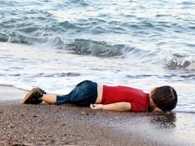 Tahle fotka je svým způsobem i tragicky něžná, což je přirozené – říká se tomu „lidský soucit“