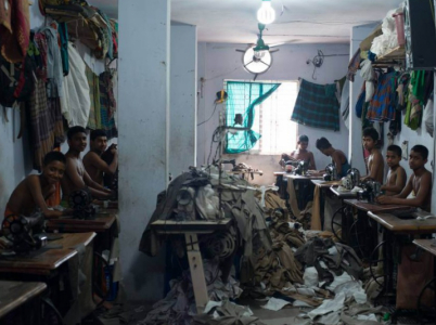 Fotografie ukazují budovy bez nouzových východů, bez požárních evakuačních plánů nebo hasicích přístrojů. Při požáru nedalekého továrního komplexu Rana Plaza v roce 2013 zemřelo 1100 lidí.