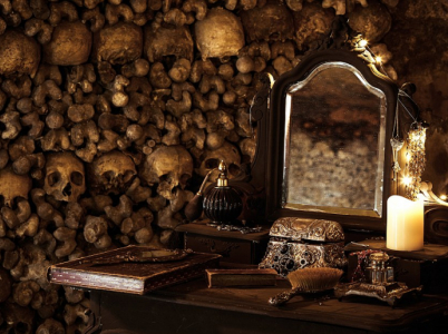 Toaletní stolek obklopený tichým obecenstvem