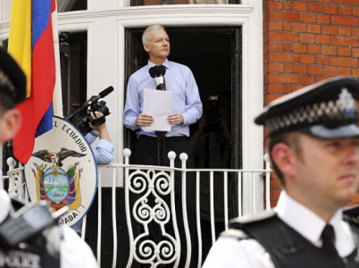 Dnes je Julian Assange nejznámějším whistleblowerem nuceným žít jako azylant na ekvádorské ambasádě. Jeho životní příběh je fascinující.