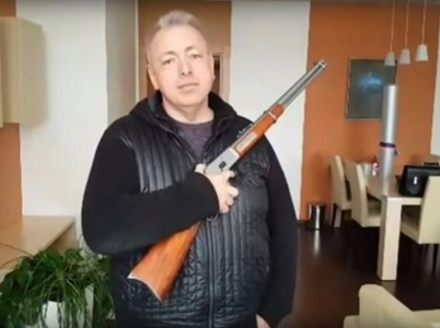Pořadatelé mají podle moudrých rad ministerstva kontrolovat vnášení zbraní do areálu festivalů. Chudák pistolník Chovanec se svou Winchestrovkou by tak zůstal před branami.