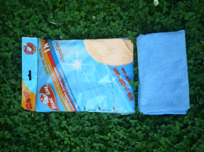 Mikrovláknový hadr na podlahu (vlevo nerozbalený růžový, vpravo rozbalený modrý). V Česku stojí asi 50 Kč, tedy asi desetkrát méně, než outdoorový ručník.