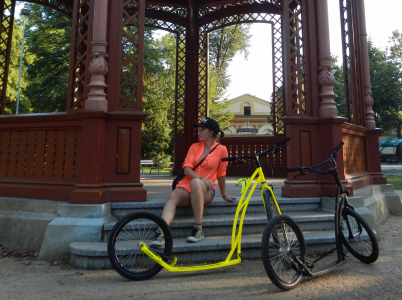 Rožnov pod Radhoštěm byl vyhledávanou lázeňskou lokalitou. Je tu krásný park, rozlehlé venkovní muzeum skanzenu a také, především, krásné cyklostezky, po kterých se můžete flákat a drandit s kolobkou jak dlouho chcete