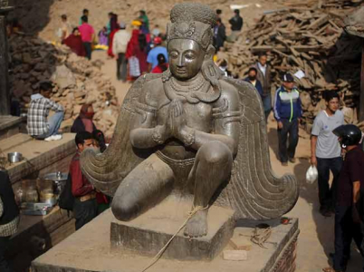 Cesta do Nepálu je nejsnadnější a zároveň i nejjistější způsob, jak zemětřesením postižené zemi pomoci. Už jenom tím, že tu budete utrácet peníze, přispějete místním lidem nejen na základní obživu, ale i na obnovu zničených domů a cest.