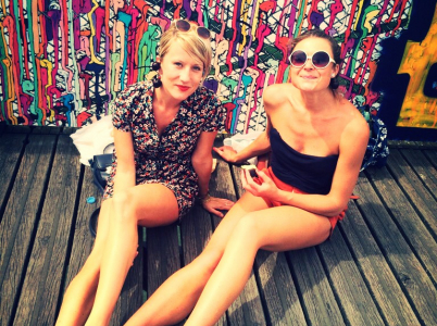 Na Pont des Arts se nejen dobře sedí, ale také se tam sezením dobře vydělává.