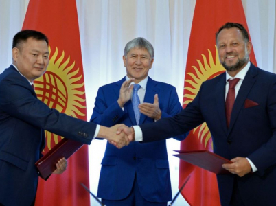 Kyrgyzský prezident Almazbek Atambajev při podpisu smlouvy s pochybnou českou společností Liglass. Radost z lidmi z okolí MIloše Zemana domluveného kontraktu ale již vyprchala.