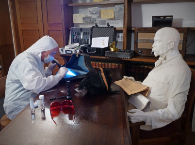 Genetik Daniel Vaněk zkoumá stopy DNA z obleku T. G. M., který nebyl nikdy praný.