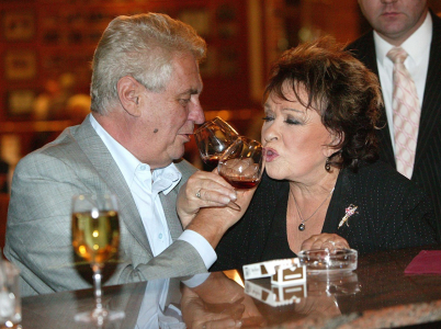 Ani Bohdalová, ani Miloš Zeman ještě nezemřeli, což je důvod k přípitku.