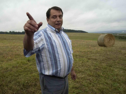 Jiří Paroubek si na pozemcích, kde došlo k brutálnímu zásahu, pochvaluje práci policie. Vzpomeňte si na to, až se opět bude chtít vracet do politiky.