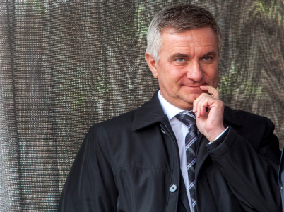 Hradní Vráťa je kulišák. Podařilo se mu absolvovat 5 let ve funkci kancléře aniž by měl bezpečnostní prověrku.