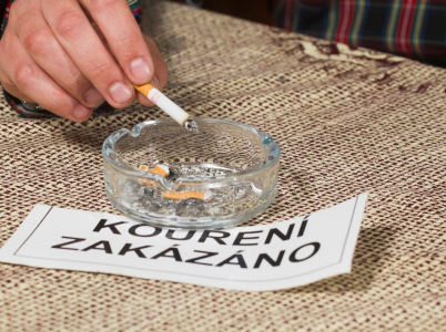 Zákaz kouření v restauracích a barech platí již od 1. června. Nyní ale provozovatelům již hrozí horentní pokuty za jeho nedodržování.