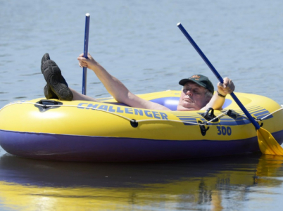Co myslíte, řídí Miloš Zeman svůj člun střízlivý, nebo je jeho plavidlo vybaveno motorem na lihový pohon?