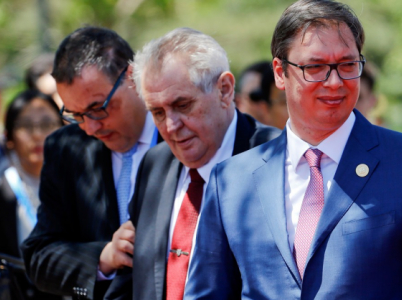 Zemanův zdravotní stav je dlouhodobě tristní. Když ale dokáže obrážet zahraniční návštěvy, měl by v sobě najít i dostatek sil na to zúčastnit se pietní akce za české parašutisty.