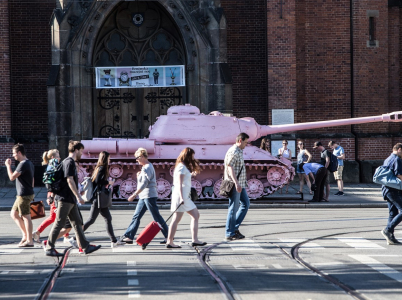 Pro jedny umělecké dílo, pro druhé připomínka komunismu. Ruský tank č. 23 i po téměř třiceti letech od pádu režimu budí kotroverze.