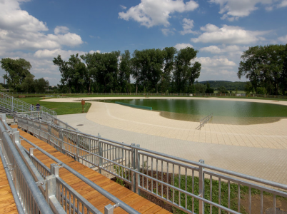 Koupaliště má proměnlivou hloubku - od půl metru klesá hloubka až do tří a půl metrů.