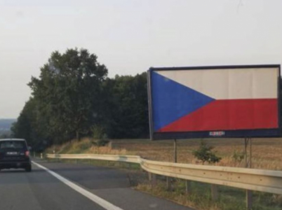 Také jste o víkendu viděli vlajku u silnice? Nebojte, nejde o žádnou vlasteneckou kampaň.