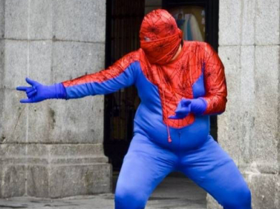 Miloš Zeman v převleku Spidermana sklidil u dětí v nemocnici velký úspěch