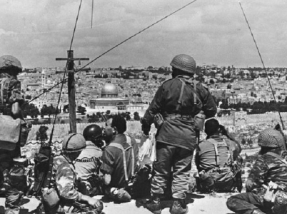 Izraelcům se podařilo dobýt i východní Jeruzalém. Ten byl do té doby ovládán Jordánskem, které židům neumožňovalo přístup k jejich posvátným místům a mnoho těchto míst cíleně likvidovalo.