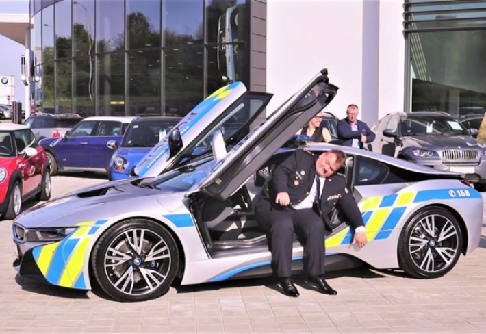 Policejní BMW před bouračkou I Policie ČR disponovala hybridním BMW. Bohužel s ním ale nabourali.
