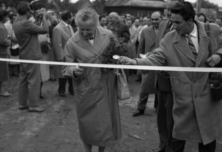Božena Machačová-Dostálová jako ministryně spotřebního průmyslu. V této funkci byla během srpnové okupace pověřena několik dní řídit vládu.